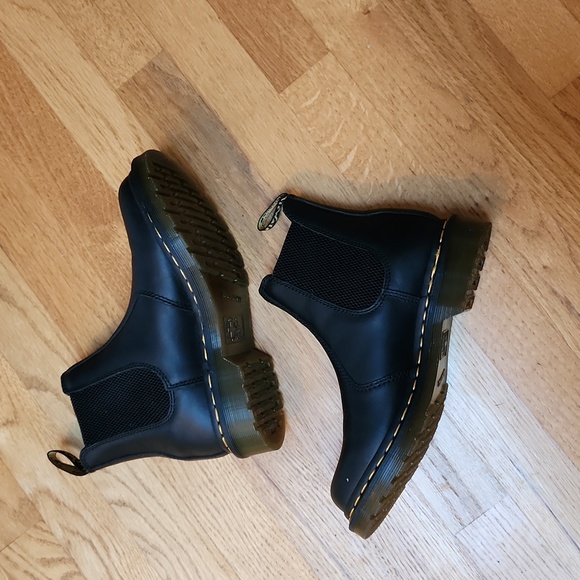 Dr. Martens 2976 Chelsea Boot - Picture 3 of 12